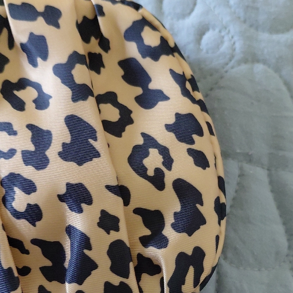 Lug Leopard Pattern Wristlet - Picture 5 of 5